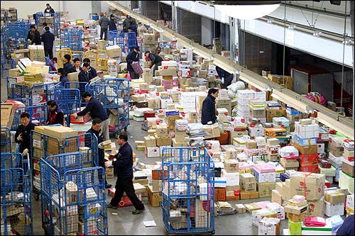 서울체신청 동서울물류센터에서 우체국에 접수된 소포우편물을 배송하기 위해 분류 작업을 하고 있다.(자료사진)